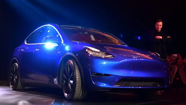 ایلان ماسک، مدیر تسلا، مدل جدید شرکت را در کالیفرنیا رونمایی کرد