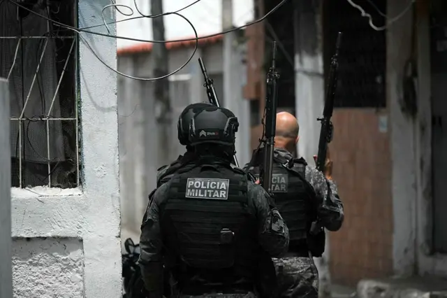 Dois policiais militares uniformizados e armados fazem incursão em favela no Rio de Janeiro