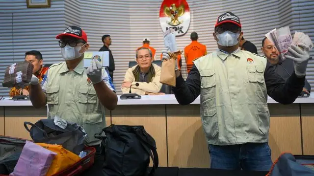 Petugas menunjukkan barang bukti kasus dugaan pemerasan dan gratifikasi disaksikan Wakil Ketua KPK Alexander Marwata