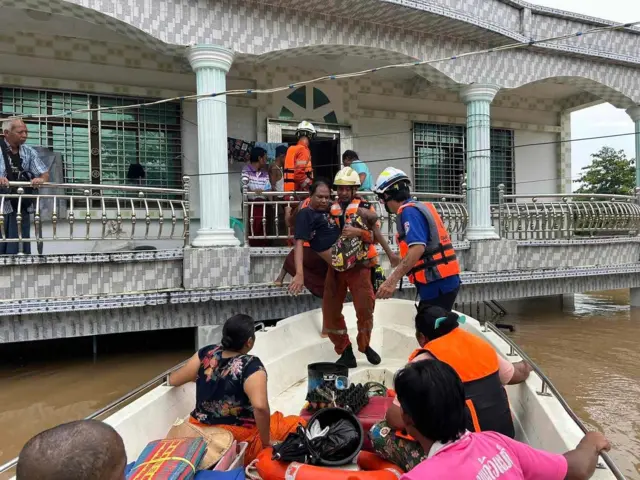 ကယ်ဆယ်ရေးရေယာဉ်ပေါ်က မိသားစု နဲ့ ကယ်ဆယ်ရေးအဖွဲ့ဝင်တွေ