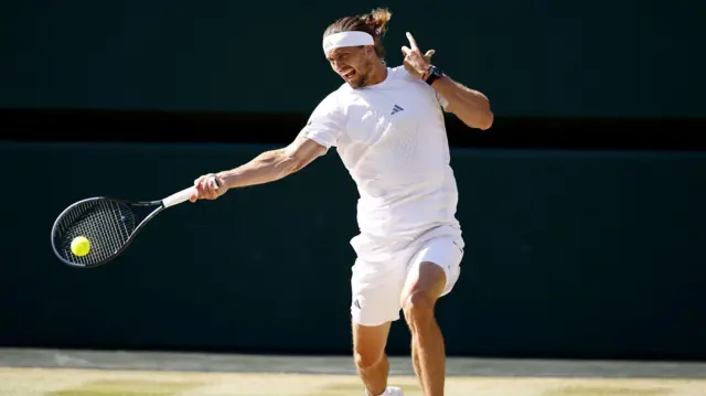 Aleksandar Zverev sa reketom u desnoj ruci udara loptu