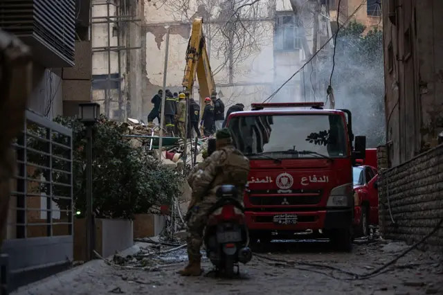 Lübnanlı askerler güvenliği sağlarken, kurtarma ekipleri Beyrut’taki Corniche Ain Mreisse mahallesi yakınlarında İsrail’in hedef aldığı bir konut binasının enkazında gömülü kalanları arıyor. 8 Nisan 2026 - Beyrut, Lübnan