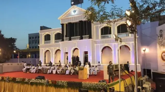 சட்டப்பேரவையின் வடிவில் பிரம்மாண்டமான விழா மேடை