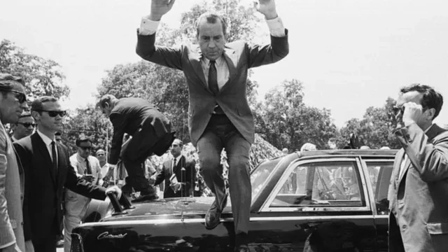 पाकिस्तान की यात्रा के दौरान लिमोज़ीन से उतरते राष्ट्रपति निक्सन
