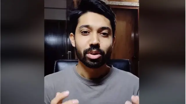 ফেসবুকে পোস্ট করা এক ভিডিও বার্তায় হত্যার হুমকির কথা জানান আয়মান সাদিক।