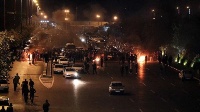 خبرگزاری فارس در گزارشی مفصل به انتشار تصاویر و ویدئوهایی از اعتراضات در نقاط مختلف پرداخته