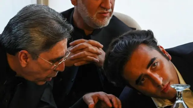 ইমরান খানের বিরুদ্ধে একজোট হয়েছেন বিরোধী পিপিপি নেতা বিলাওয়াল ভুট্টো জারদারি (ডানে) এবং এমকিউএম নেতা আমীর খান।