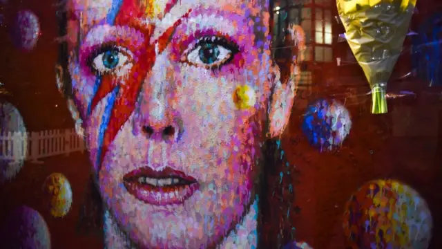 GrafiteroletaDavid Bowie com os olhos com cores diferentes