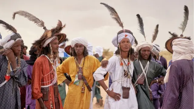 مجموعة من رجال وودابي يستريحون بعد الرقص خلال كيور سالي، في إنغال، شمال النيجر، في 18 سبتمبر/أيلول