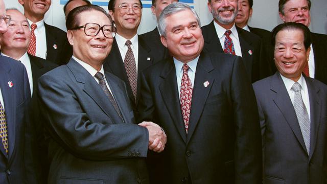 江泽民（左）与钱其琛（右）在万国商业机器（IBM）纽约总部参观（31/10/1997）