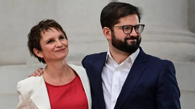 Boric y Tohá se abrazaron tras su nombramiento como ministra.