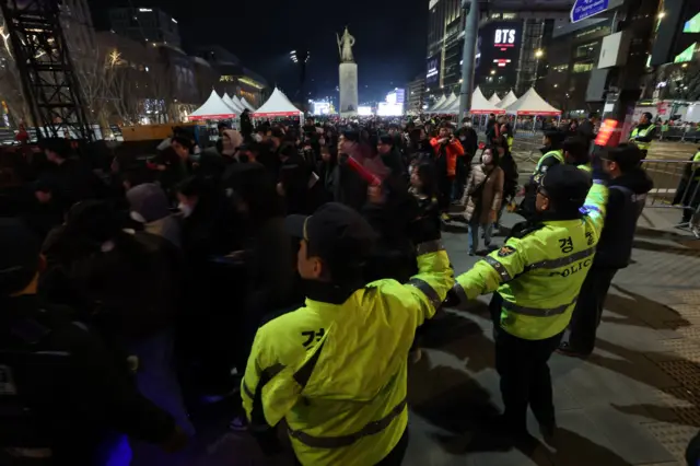 경찰은 이날 공연 당일 무대가 설치되는 광화문광장부터 숭례문까지 최대 26만명의 인파가 몰릴 것이라고 예상하고 경찰과 소방 당국, 공무원 등 1만5000여 명을 투입했다