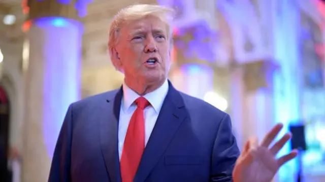 डोनाल्ड ट्रंप 