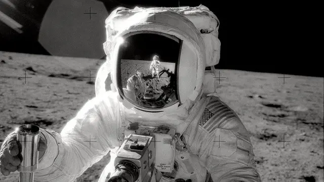  ኣላን ቢን ዝኣከቦ ቅምሶ ሓመድ ወርሒ ሒዙ፡ መሳርሕቱ ኮንራድ ድማ ንዕኡ ክስእሎ ኣብ ነጸብራቕ መስትያት ቆቡዑ ይርአ