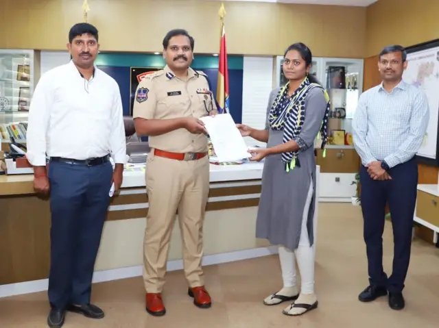 బాధితులకు సొమ్ము అందజేస్తున్న పోలీసులు