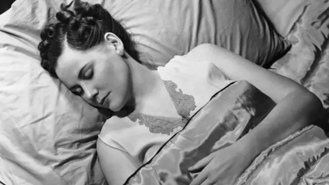 ผู้หญิงนอนหลับ