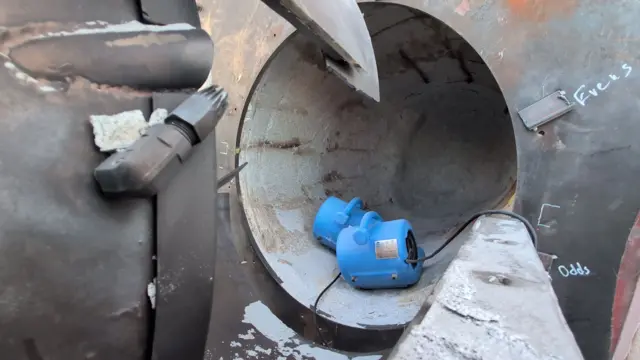 Un túnel de cuatro a cinco pies de diámetro formado en roca sólida por la máquina perforadora de Earthgrid.