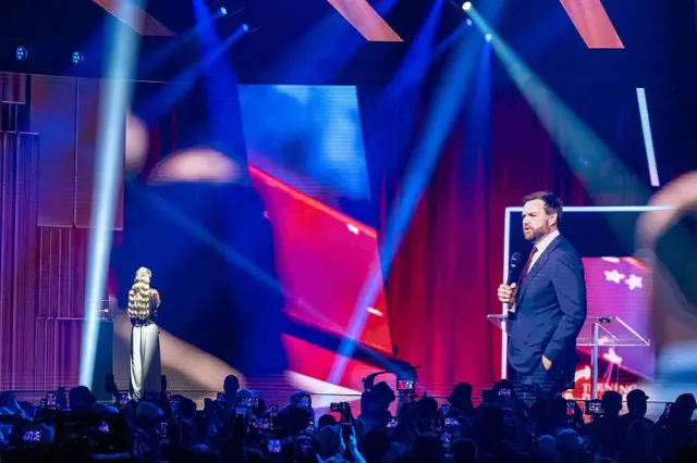 Вэнс на сцене