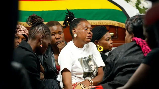 Ụmụ nwaanyị Zimbabwe ebe ha na-eru ụjụ maka Robert Mugabe