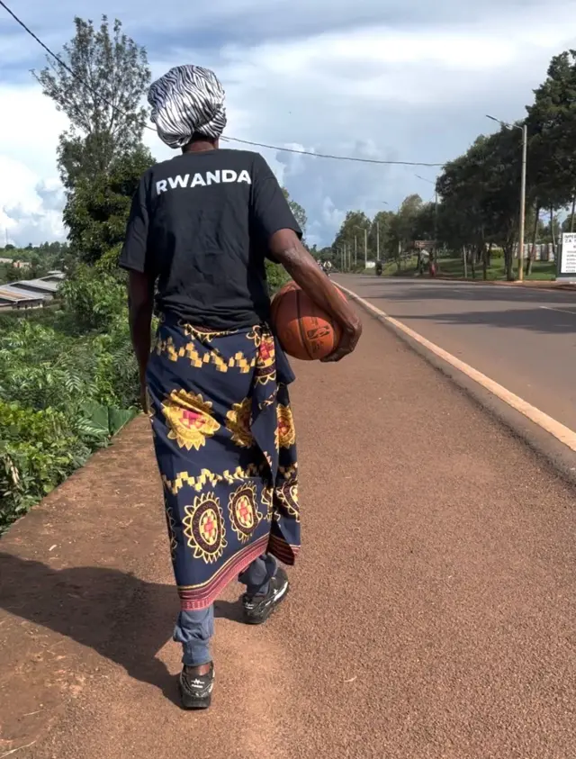 Trifine avuye iwe mu rugo yerekeza ku kibuga