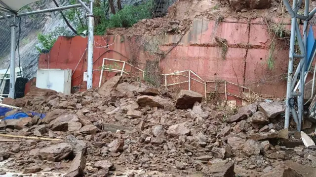 విజయవాడలో విరిగిపడిన కొండచరియలు