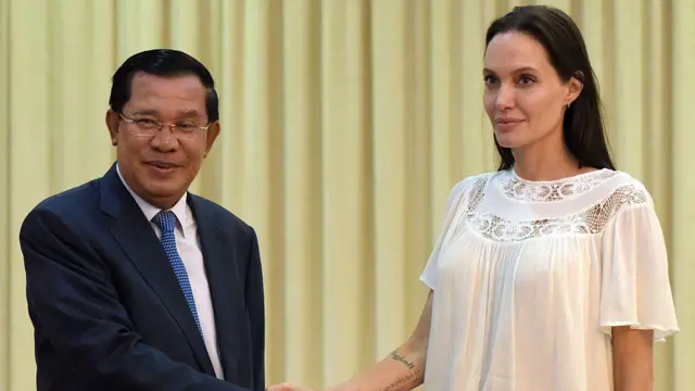 Angelina Jolie và Thủ tướng Campuchia Hun Sen hồi năm 2015