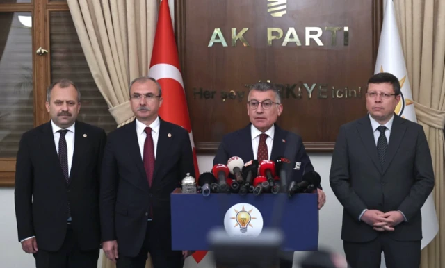 AKP Grup Başkanı Abdullah Güler ve yanında üç AKP yöneticisi kameralara açıklama yapıyor