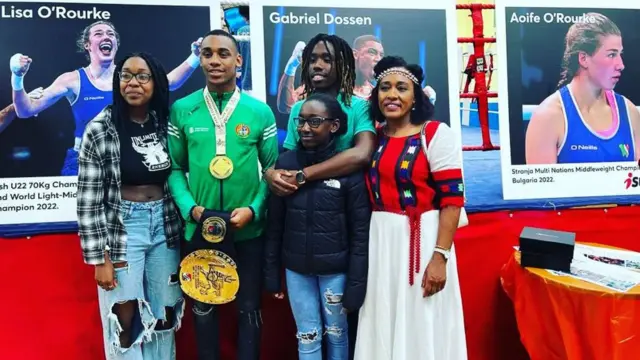 ጋብርኤል ዶሰን ከቤተሰቡ እና ከጓደኞቹ ጋር