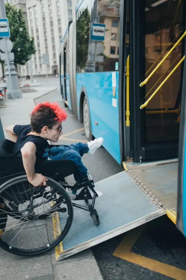 Un jeune homme en fauteuil roulant entre dans un bus à Moscou