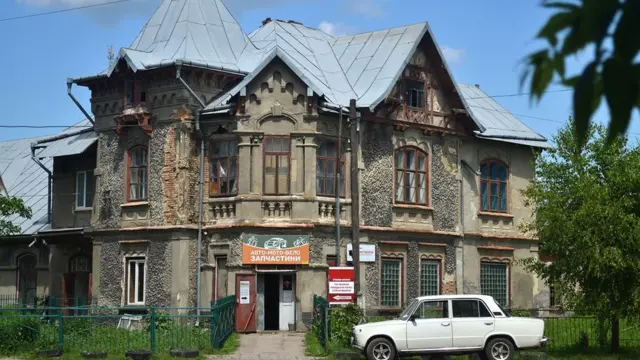 Крамниця і готель