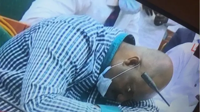 Ọjọgbọn Pondei nibi to ti daku sori aga to joko si i