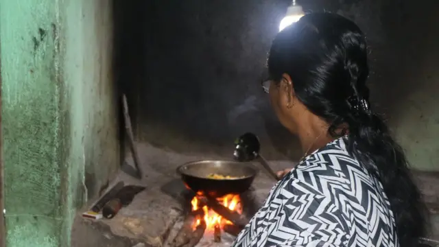 ශ්‍රී ලංකාවේ දර ලිප් සහ ගෘහස්ථ වායු දූෂණය: නොකළ යුතු දේ මොනවාද? - BBC News  සිංහල