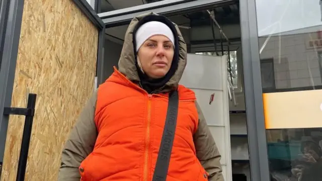 Inna yambaye ikoti ryiganjemo ibara rya orange