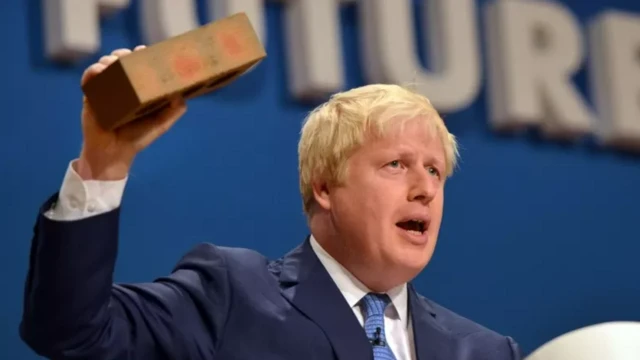 Борис Жонсон кирпич менен