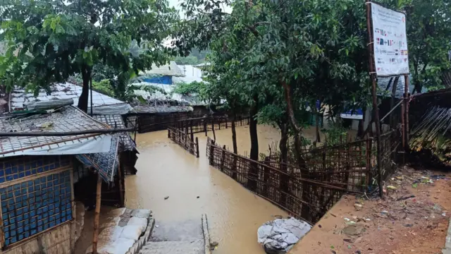অনেক জায়গায় পাহাড় কেটে কেটে ঘর বানানো হয়েছে