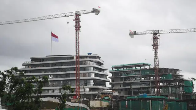 Pembangunan gedung di Kawasan Inti Pusat Pemerintahan (KIPP) di Ibu Kota Nusantara (IKN), Penajam Paser Utara, Kalimantan Timur