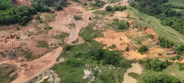 Vista aérea da árearoleta com duas bolasgarimpo 