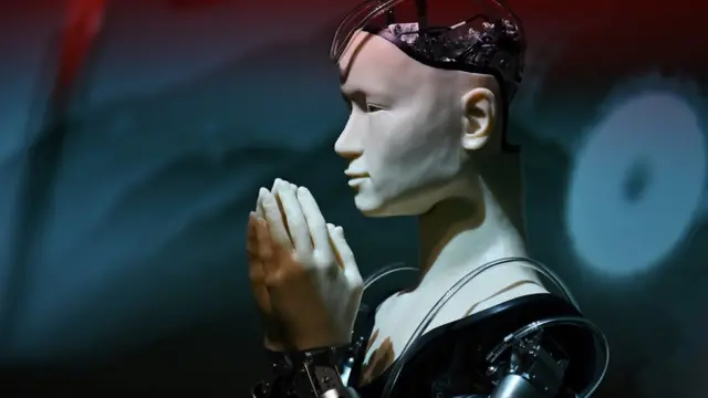 พระพุทธรูป เจ้าแม่กวนอิม หรือนักบวช?