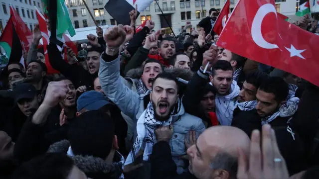 Mutane a birnin Berlin na Jamus sun taru a gaban Brandenburg Gate suna daga tutocin Falasdinu da Turkiyya