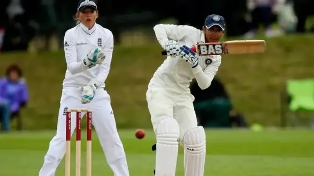 එංගලන්ත කණ්ඩායම සමග පැවති ටෙස්ට් තරගයට ක්‍රීඩා කරන ස්ම්‍රිති මන්දානා