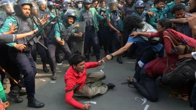 আন্দোলনকারীদের ওপর পুলিশের লাঠিচার্জ