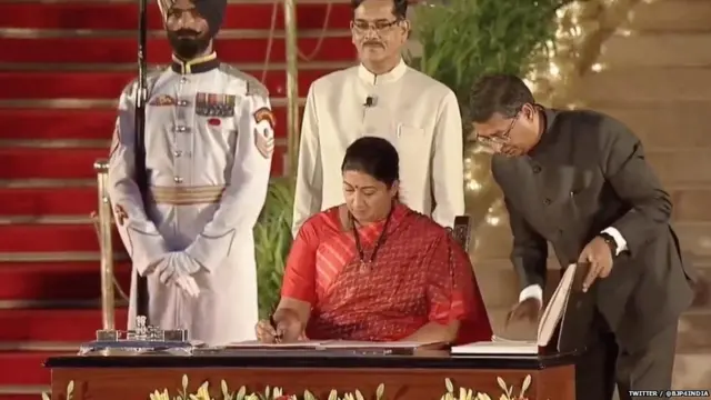 स्मृती इराणी शपथ घेतल्यानंतर सही करताना