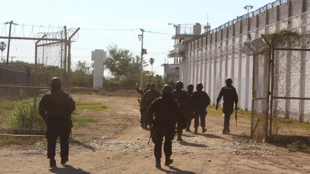 Policías en la cárcel de Aguaruto de Culiacán, Sinaloa, en el noroeste de México.