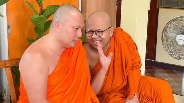 พระมหาสมปอง ตาลปุตฺโต และพระมหาไพรวัลย์ วรวณฺโณ