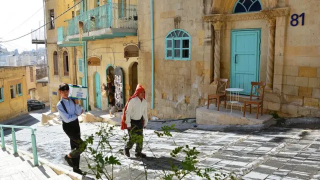 يوجد في السلط حوالي 650 من المباني التاريخية الهامة التي تعرض مزيجًا من الطرز الأوروبية والعثمانية