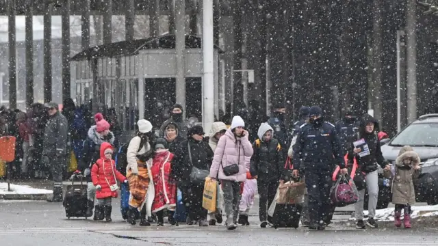 রোমানিয়া সীমান্তে শরণার্থীদের একটি দল