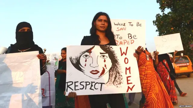 વિરોધ પ્રદર્શન કરી રહેલી યુવતીઓ