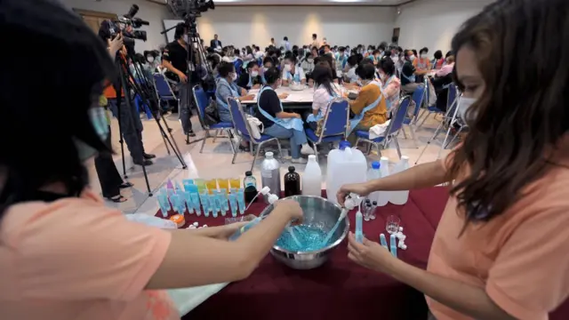 เจ้าหน้าที่สาธารณสุขให้ความรู้กับประชาชนในช่วงการระบาดของไข้หวัดใหญ่ชิดเอ สายพันธุ์ H1N1 เมื่อปี 2552