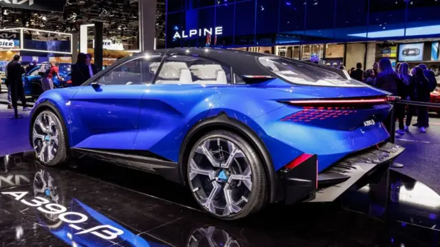 نمای کنار و پشت آلپین A390 در نمایشگاه خودروی پاریس