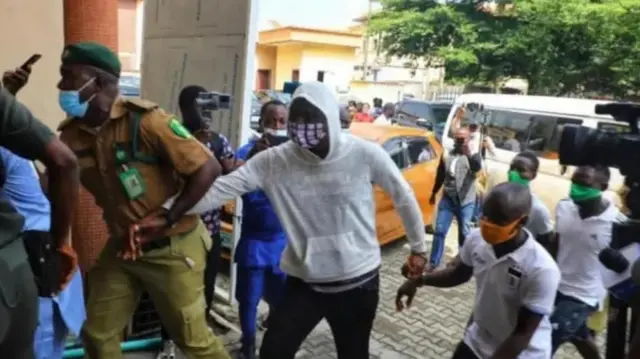 Àwọn òṣìṣẹ́ ọgbà ẹ̀wọ̀n ń fà bàbà Ijesha lọ́wọ́ wọ inú ilé ẹjọ́ laarin ọ̀pọ̀ èrò 